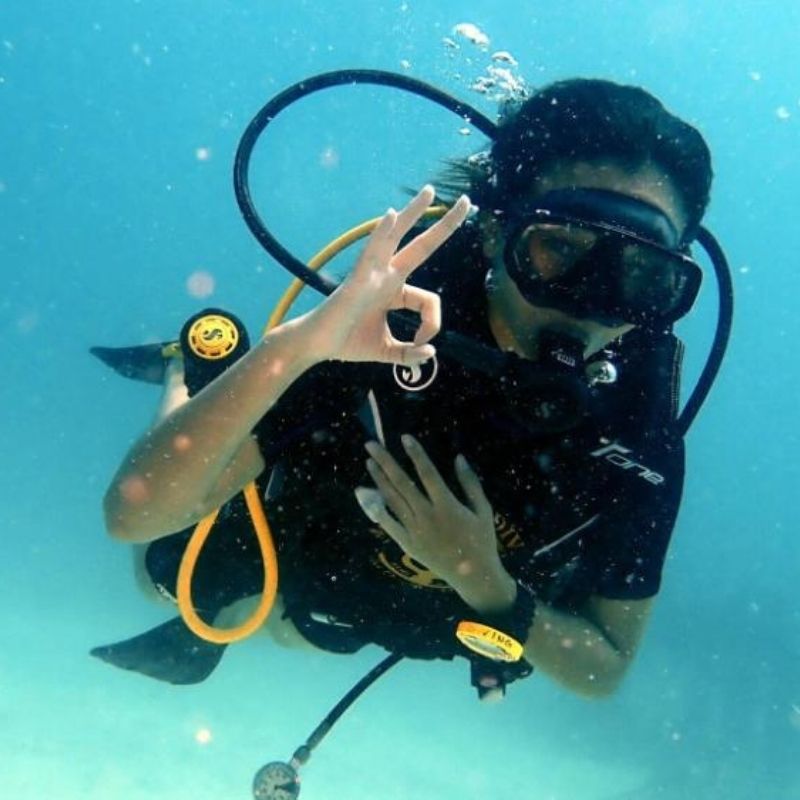 Underwater scuba diving training with diver signaling OK Dive Bookings